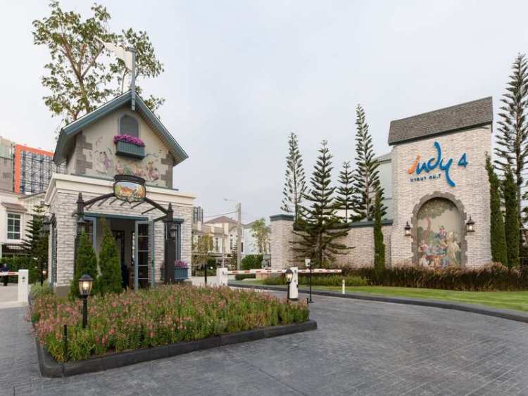 邦纳区联排别墅，占地82平米，3卧3卫近曼谷英汉国际学校