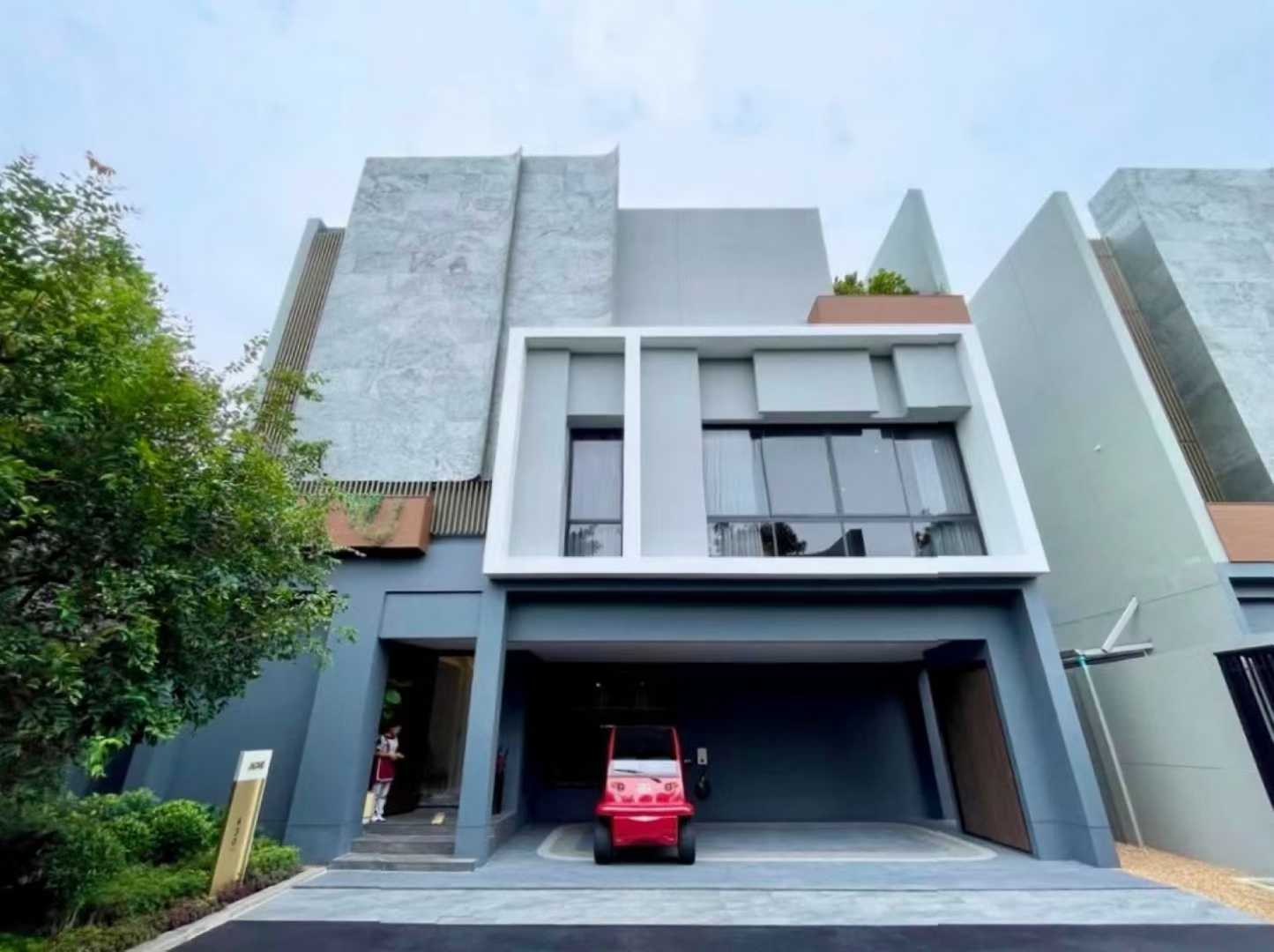 泰国曼谷新机场附近高档别墅出售，3房5卫，售价一千四百一十万人民币。
