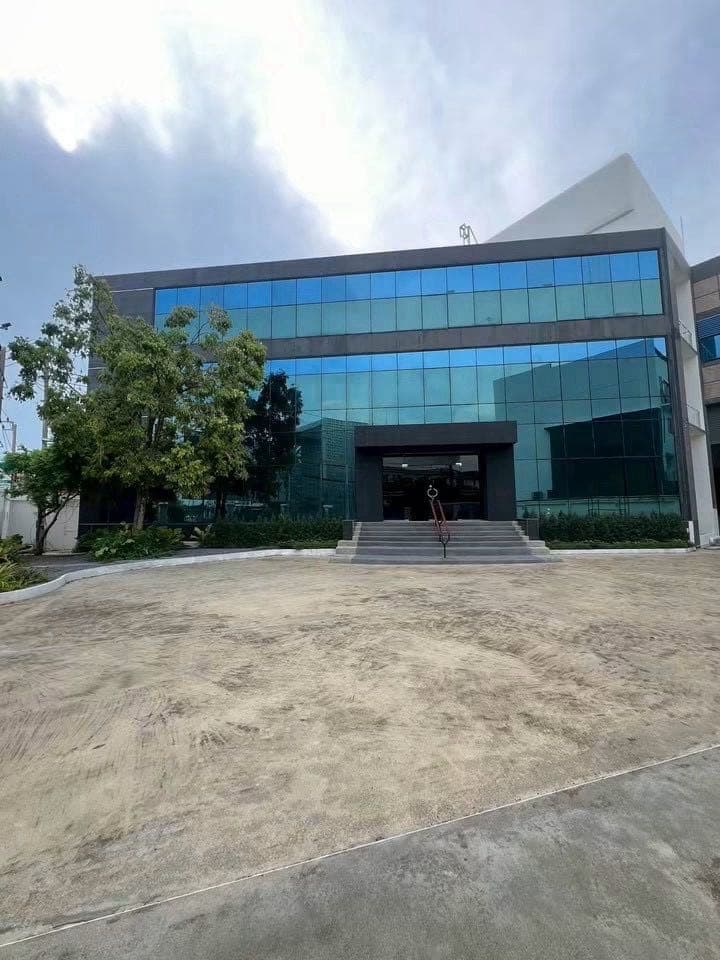 Bangkok Krungthekritha Detached Office Building + Warehouse for Rent | 4 Floors 2369 sqm | 30 Parking Spaces