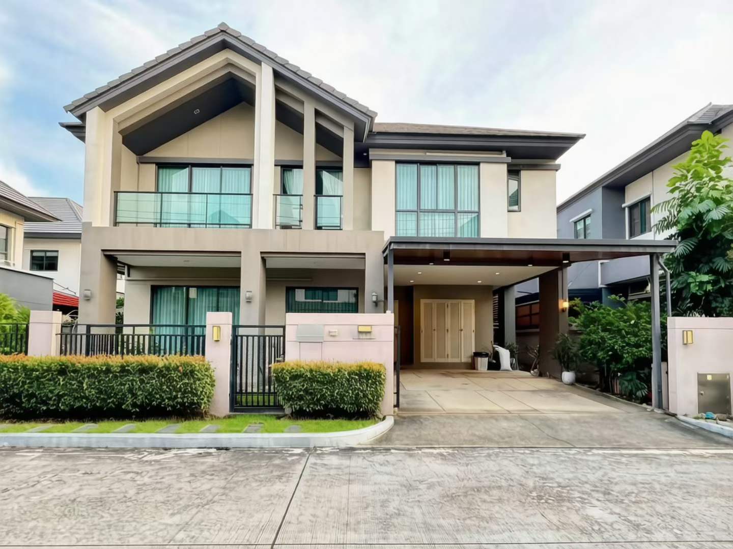 Detached House for Rent Near Bangkok's New Airport | 4BR 4BA 247 sqm | Monthly Rent 120,000 THB